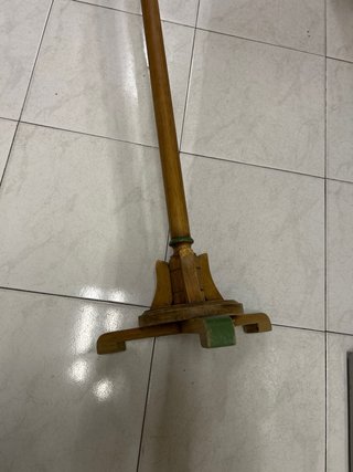 Perchero de madera con detalles verdes