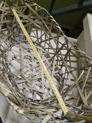 Cesta mimbre con asa y base metálica