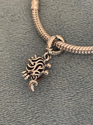 Charm Cangrejo Disney