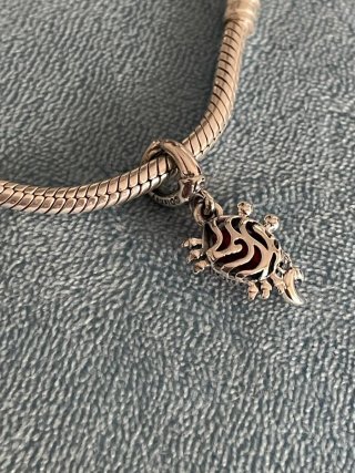 Charm Cangrejo Disney