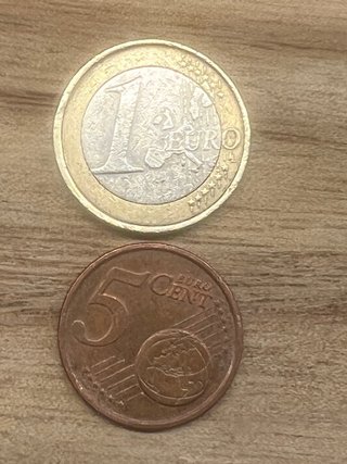 Monete da 1€ e 5 cent con errore
