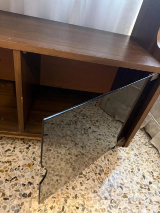 Mesa con ruedas/vitrina TV dormitorio Urgente