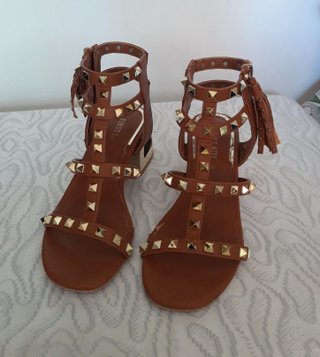 Sandali First Lady con borchie oro
