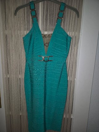 Vestido ajustado con detalles metálicos