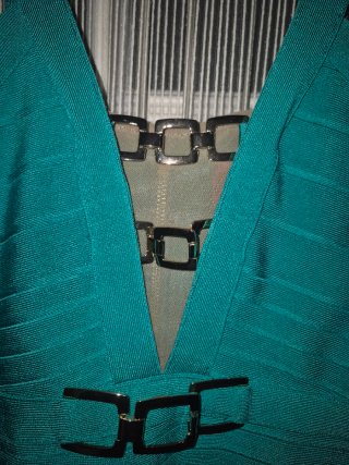 Vestido ajustado con detalles metálicos