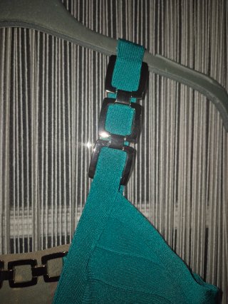 Vestido ajustado con detalles metálicos