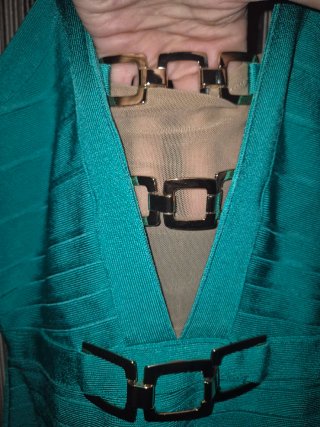 Vestido ajustado con detalles metálicos
