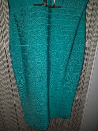 Vestido ajustado con detalles metálicos