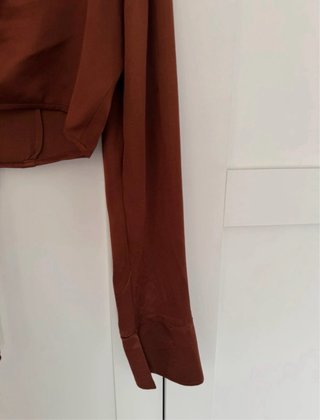Top raso marrone con fiocco