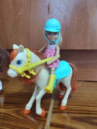 Barbie y Chelsea con caballos