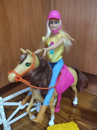Barbie y Chelsea con caballos