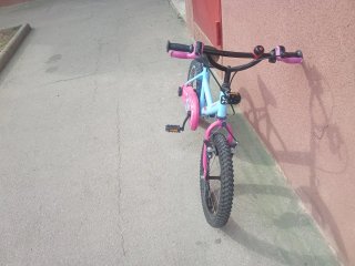 Bicicleta infantil azul y rosa