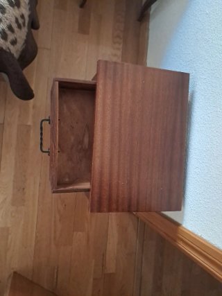 Mesita de noche de madera con cajón