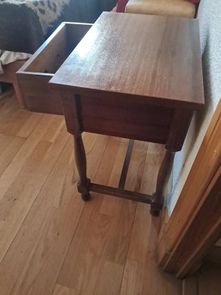 Mesita de noche de madera con cajón