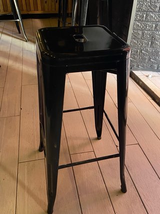 Taburete alto metal negro.