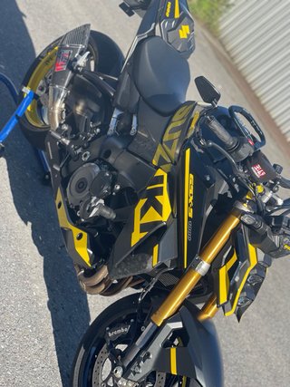 SUZUKI GSX-S 1000 del año 2024 en estado perfecto
