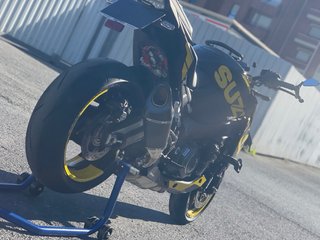 SUZUKI GSX-S 1000 del año 2024 en estado perfecto