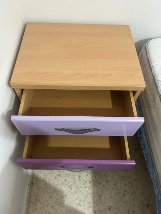 Mesita de noche de madera de 3 cajones