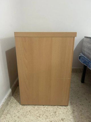 Mesita de noche de madera de 3 cajones