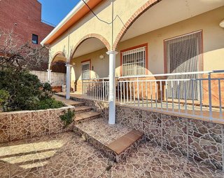 Chalet en venta en Camps Blancs en Sant Boi de Llobregat