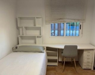 Escritorio con cajón zapatero y estantería blanca