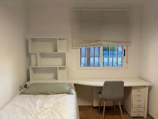 Escritorio con cajón zapatero y estantería blanca
