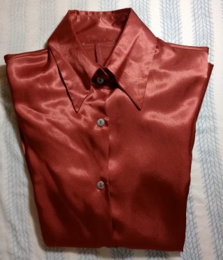 Elegante camisa de raso color burdeos mujer