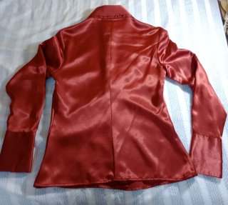 Elegante camisa de raso color burdeos mujer