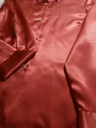 Elegante camisa de raso color burdeos mujer