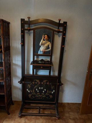 Perchero de madera con espejo y cajón