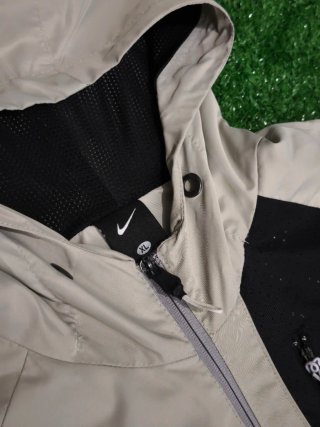 Giacca a vento Nike beige e nera