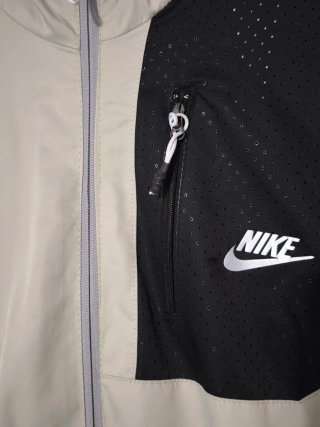 Giacca a vento Nike beige e nera