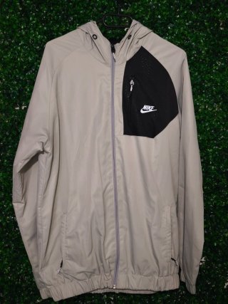 Giacca a vento Nike beige e nera