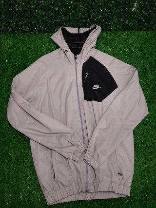 Giacca a vento Nike beige e nera
