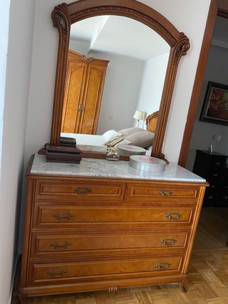 Cómoda de madera con espejo