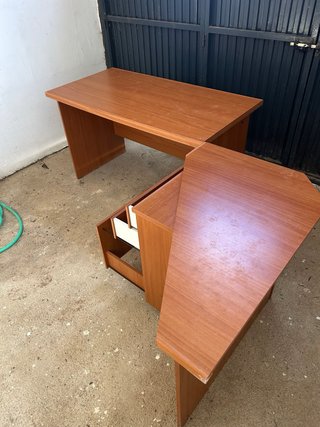 Escritorio de madera con cajonera