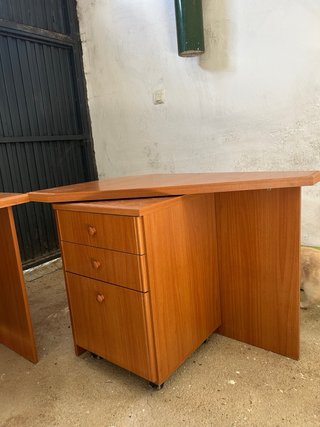 Escritorio de madera con cajonera