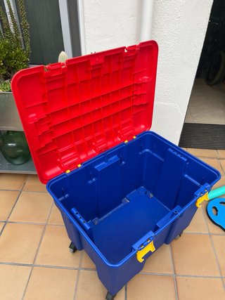 Baúl de almacenamiento azul y rojo
