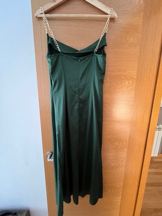 Vestido midi verde con cadenas doradas