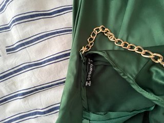 Vestido midi verde con cadenas doradas