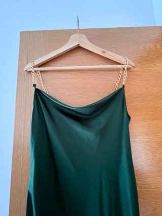 Vestido midi verde con cadenas doradas