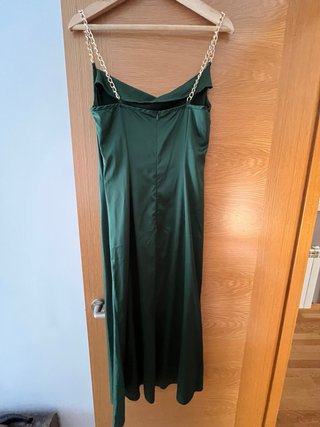 Vestido midi verde con cadenas doradas