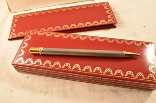 Boligrafo Must de Cartier en su estuche original
