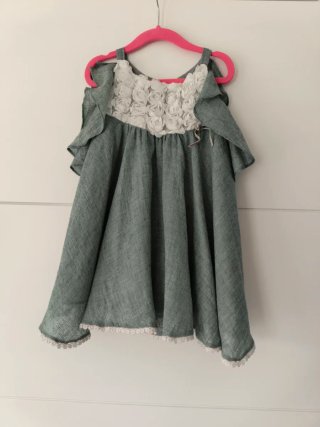 Vestido niña verde con flores blancas