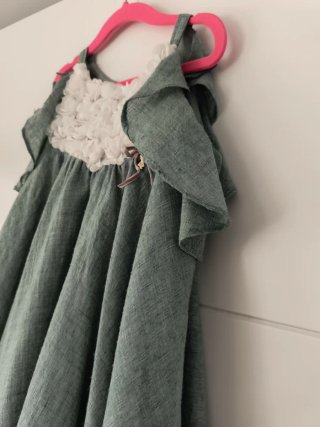 Vestido niña verde con flores blancas
