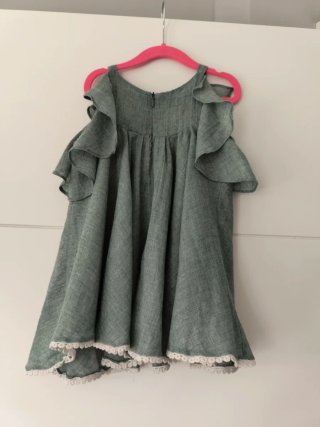 Vestido niña verde con flores blancas