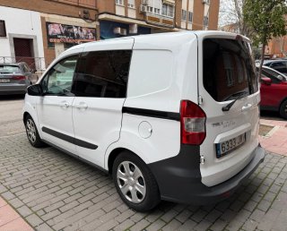 Ford E-Transit Courier 2017