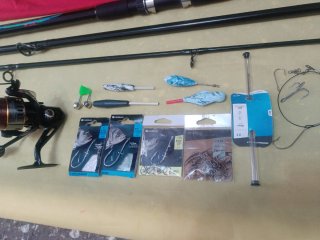 Caña de pescar, carrete y accesorios