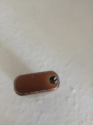 Mechero marrón con detalles dorados y negros