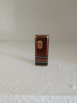 Mechero marrón con detalles dorados y negros